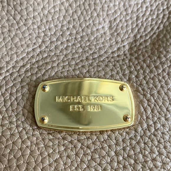 Michael Kors HALLIE Large Convertible Shoulder Bag - Picture 3 of 11